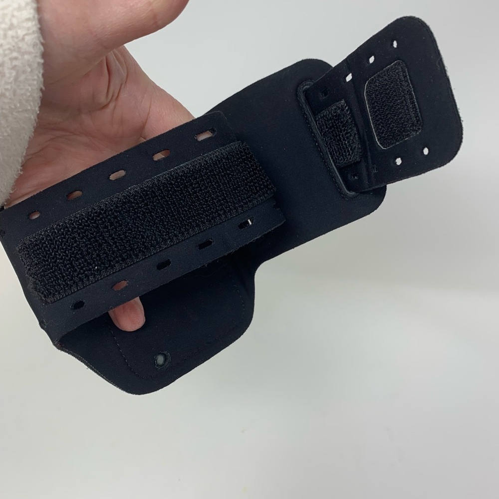 Belkin Black Dual Fit Armband - Picture 4 of 4